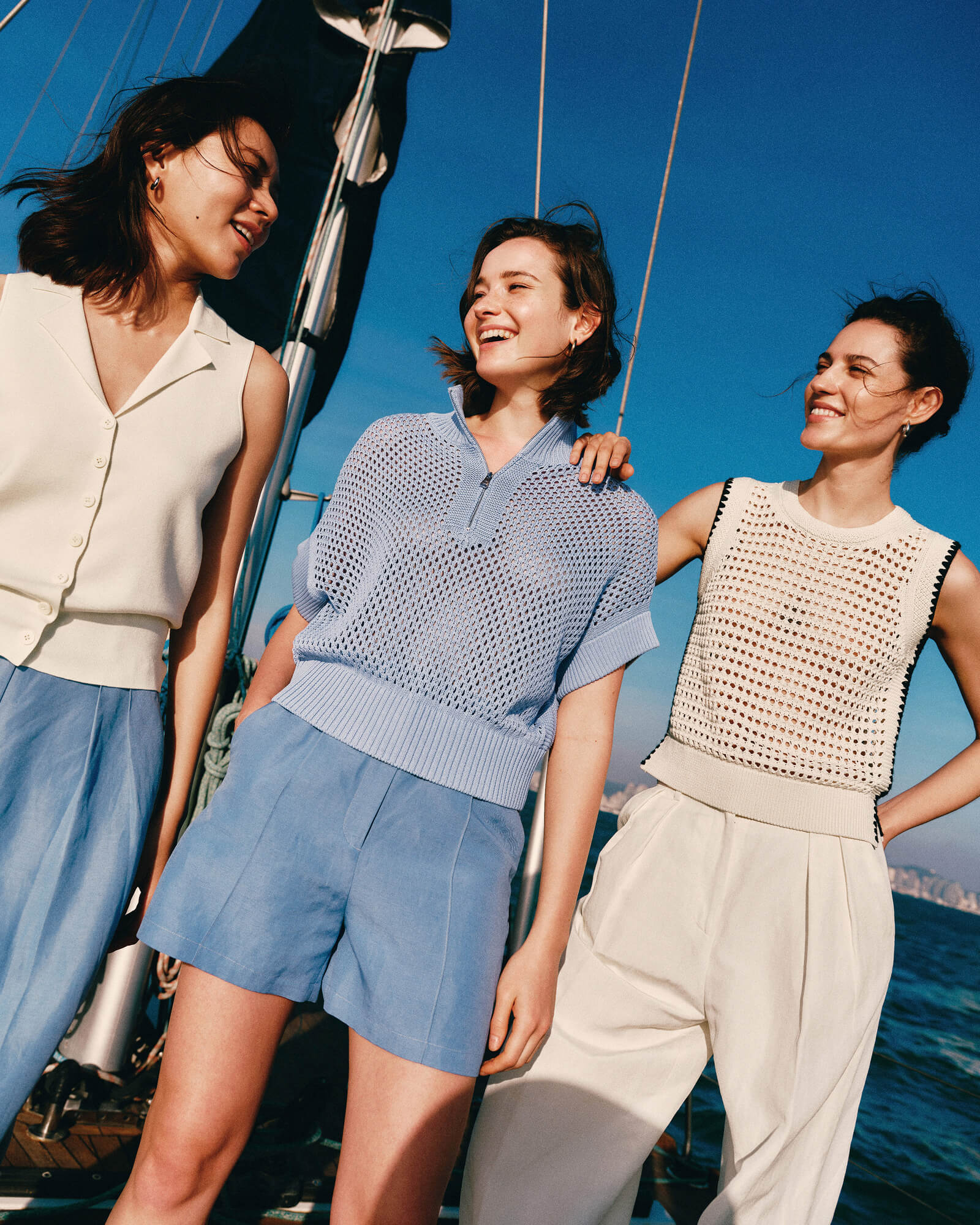 シルク製品を纏う女性